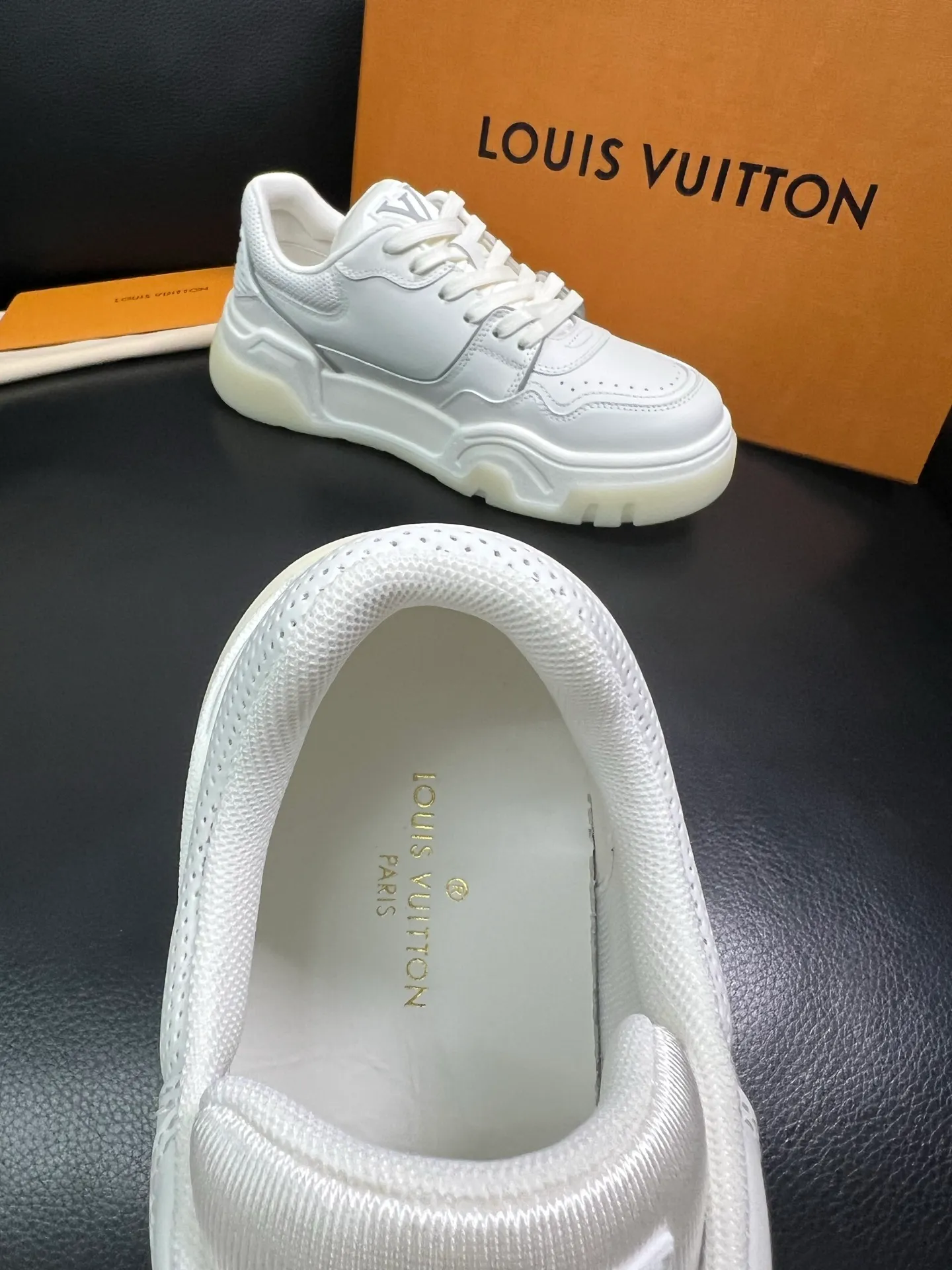 Men's shoes 💰900 Lv top purchase Louis Vuitton, counter synchronization, uppers imported from Italy cowhide, imported mesh padding soft and comfortable, soles: original soles specially provided by the original factory, T men's shoes 💰U exclusive movable molded soles super comfortable, original factory and single goods, high quality, welcome to compare, code number 38-44 (customized 45) 85883